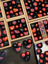 Afbeelding in Gallery-weergave laden, Aanbieding! Bonbons Medium plus Kookboek “Proef de liefde” t.w.v. €19,95