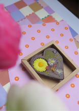 Afbeelding in Gallery-weergave laden, Hart bloemenreep pure chocolade
